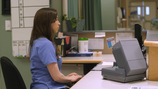 infirmière qui rédige sur un ordinateur