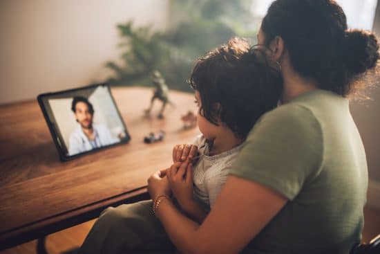 Téléconsultation avec un médecin pour un enfant avec sa mère