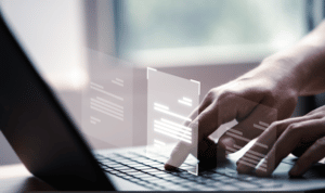 Mains qui tapent sur le clavier sur un ordinateur 