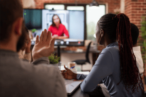 personnes qui assistent à une visioconférence